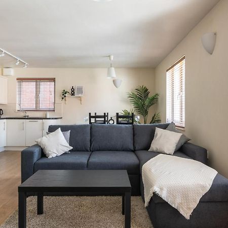 Spacious 2Br Flat - 2 Free Parking Spaces - Near Lgw Airport Crawley  Eksteriør bilde
