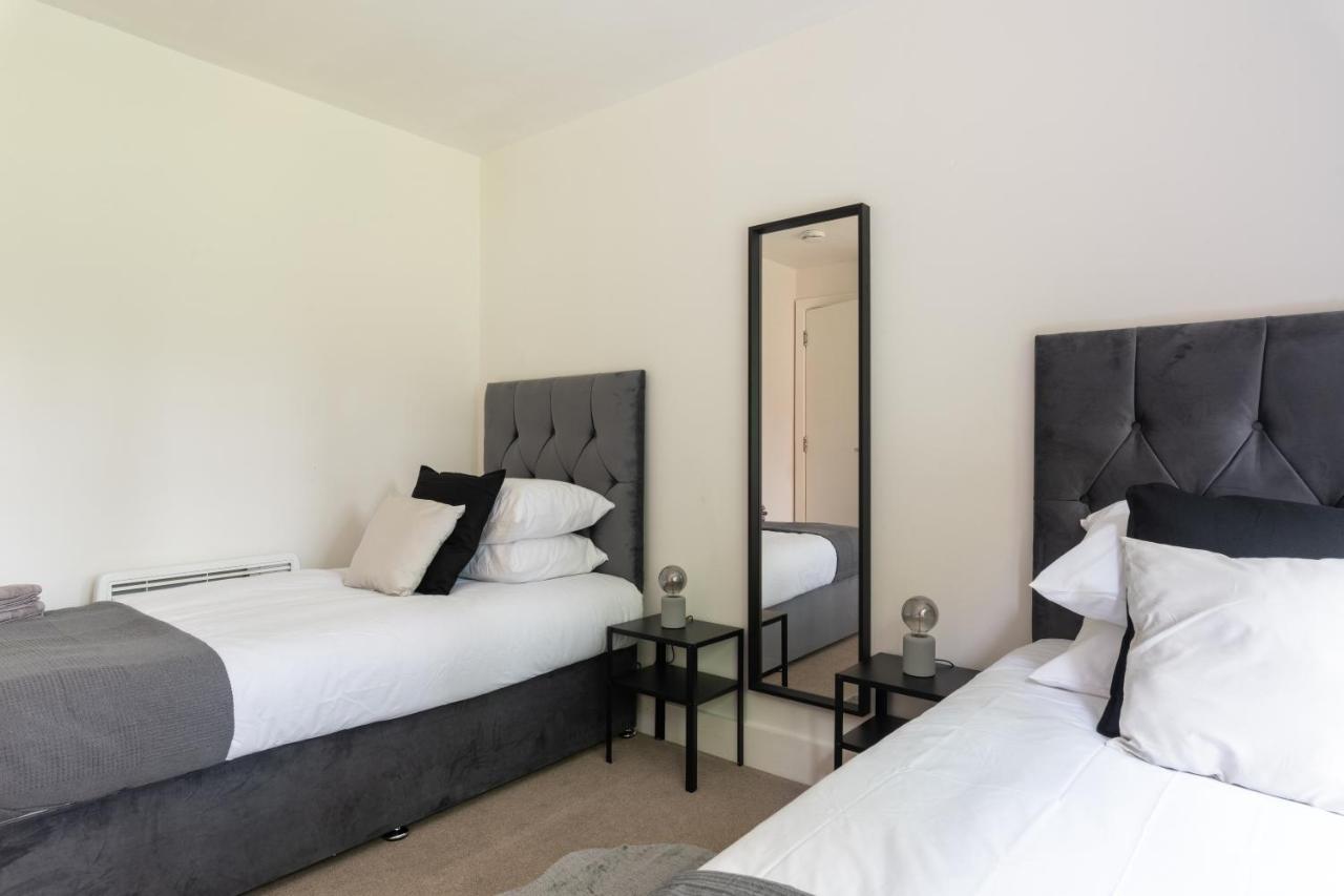 Spacious 2Br Flat - 2 Free Parking Spaces - Near Lgw Airport Crawley  Eksteriør bilde