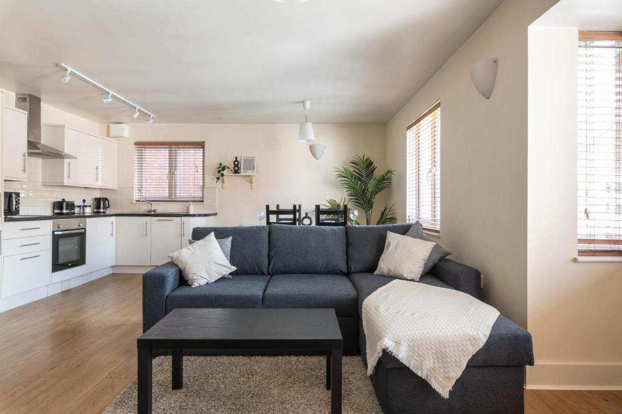 Spacious 2Br Flat - 2 Free Parking Spaces - Near Lgw Airport Crawley  Eksteriør bilde