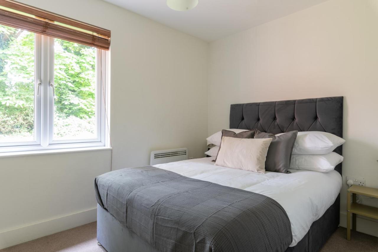 Spacious 2Br Flat - 2 Free Parking Spaces - Near Lgw Airport Crawley  Eksteriør bilde
