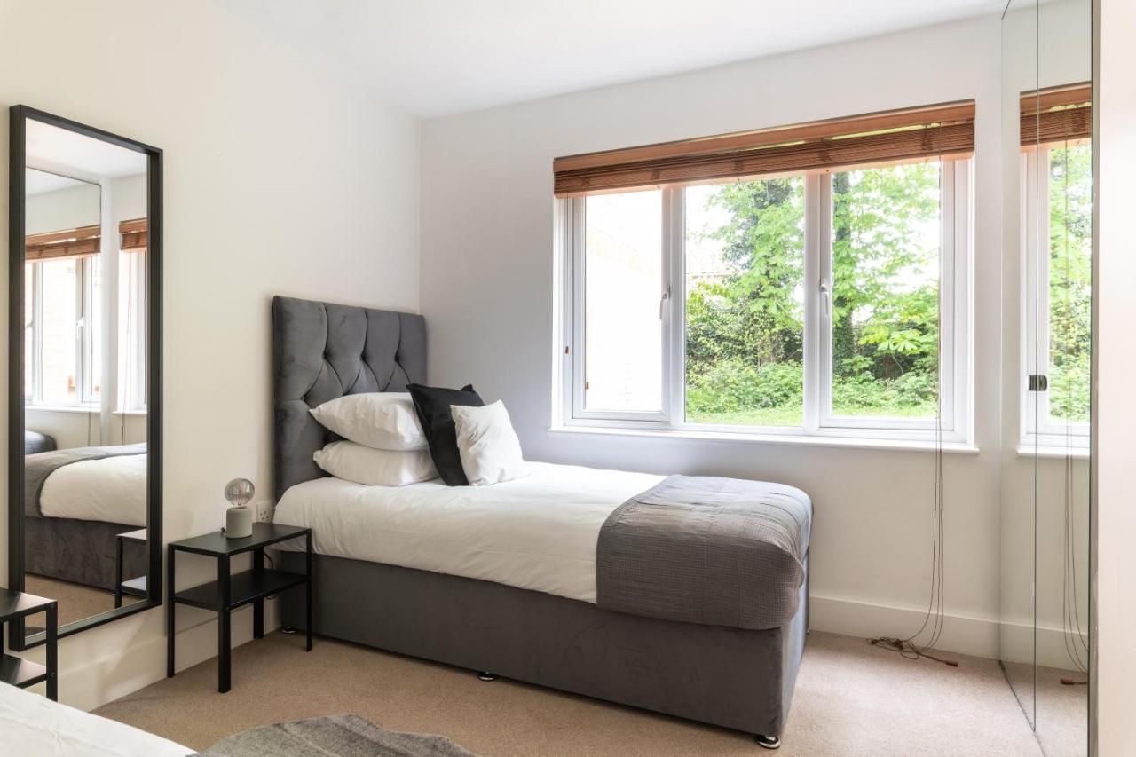 Spacious 2Br Flat - 2 Free Parking Spaces - Near Lgw Airport Crawley  Eksteriør bilde